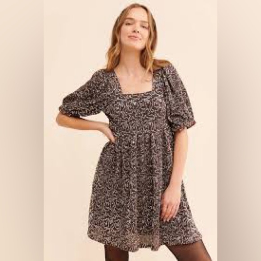 NWT. Moon River. Sequin Baby Doll Puff Sleeve Dress. Size Small.
